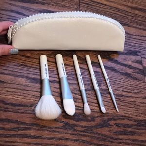 MAC makeup brush set